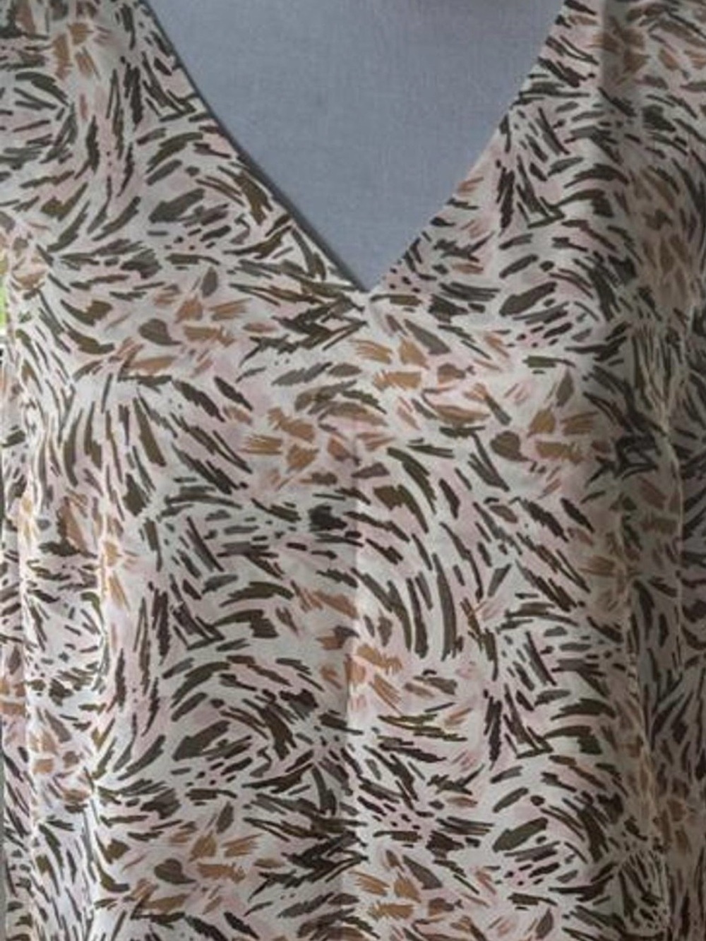 Nine West brown and beige abstract leaf-like pattern blouse in XS - Picture 5 of 5